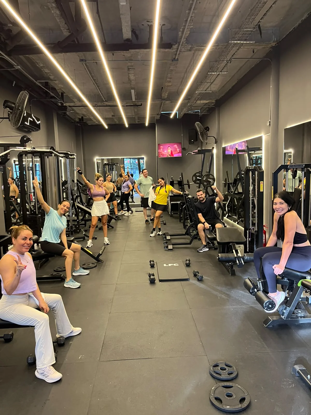 Grupo de LFC PERFORMANCE compartiendo dentro del gimnasio