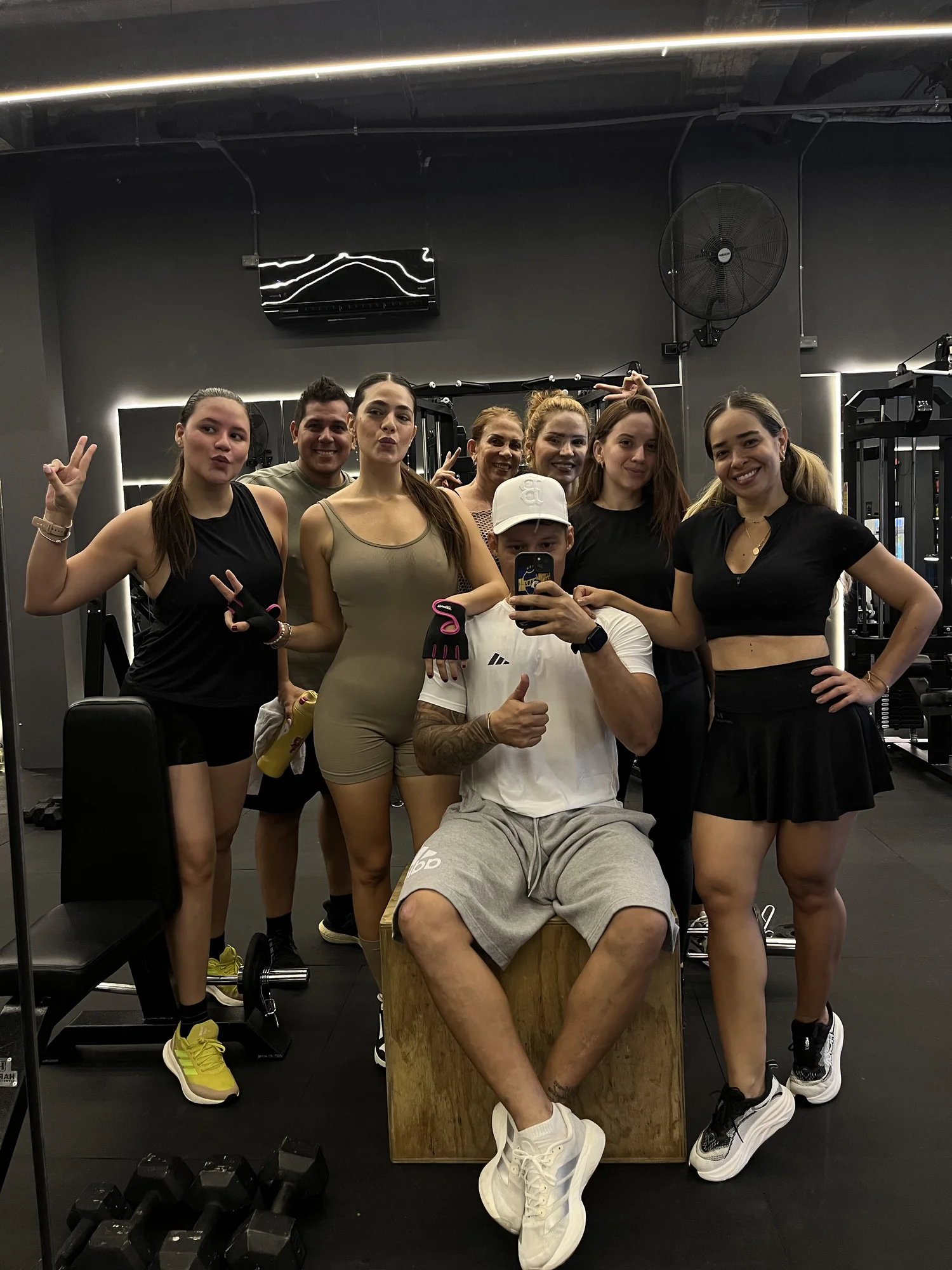 Fundador de LFC junto a un grupo de clientas