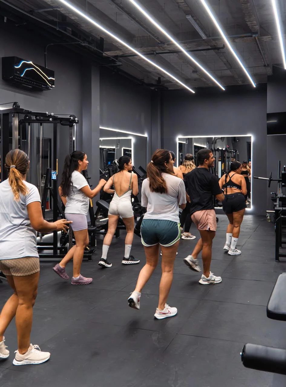 Grupo participando en una sesión de rumba fit en LFC
